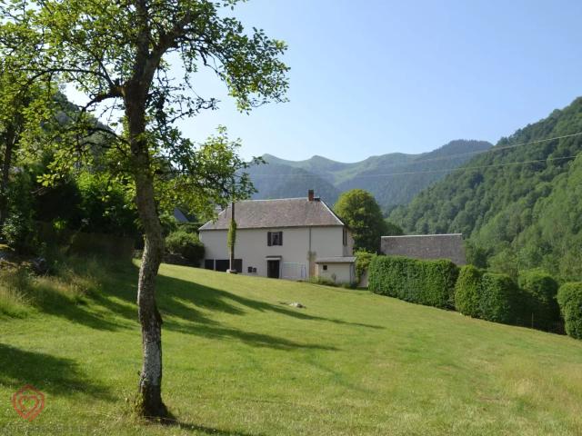 Grande maison avec dépendances à la montagne proche Aspet