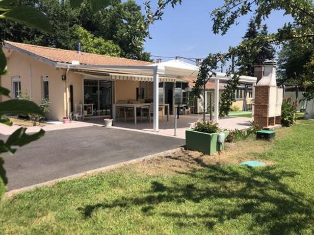 GRANDE MAISON AVEC JARDIN ET GARAGE A VENDAYS MONTALIVET