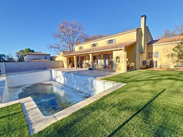 Grande Maison avec Piscine à Débordement à Uchaux sur 5000m2