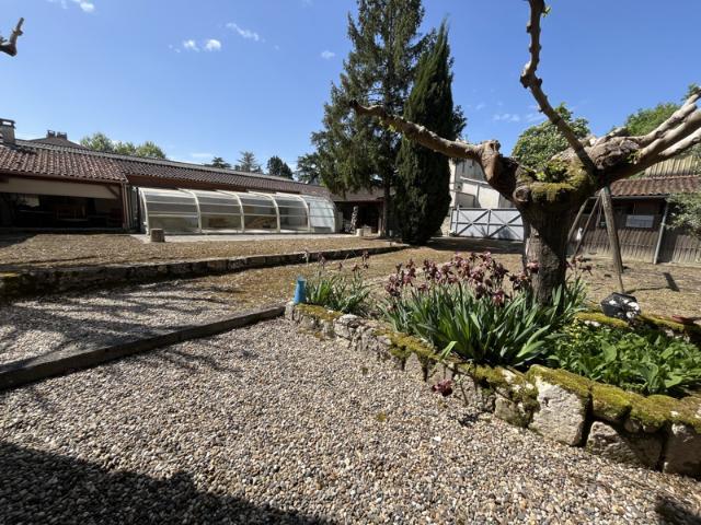 Grande maison avec piscine et dépendances