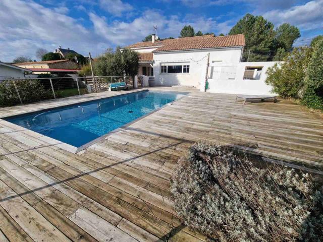 Grande maison avec piscine et dépendances