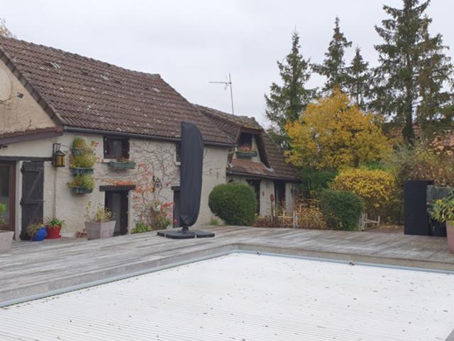 GRANDE MAISON AVEC PISCINE ET GRAND TERRAIN