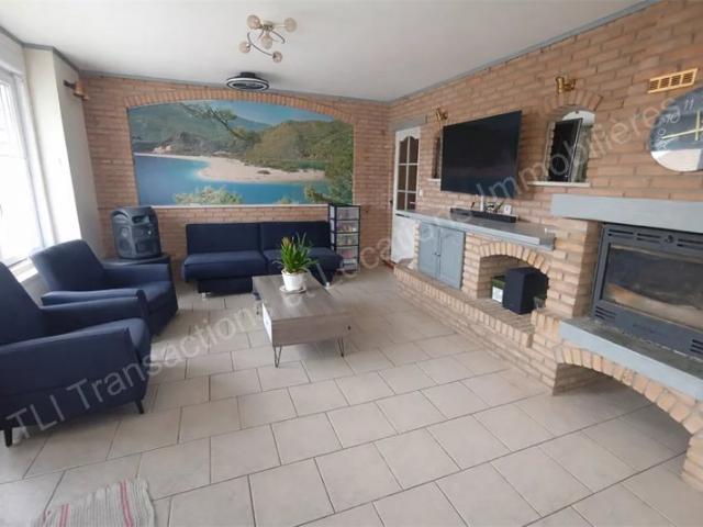 GRANDE MAISON AVEC TERRAIN DE LOISIR