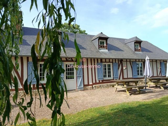 Grande maison avec terrain plat, deux garages et bâtiments