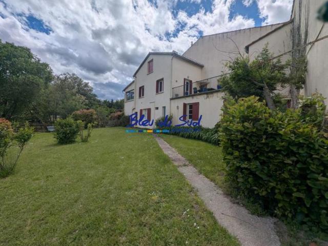Grande maison avec terrasse, garage spacieux et combles aménage