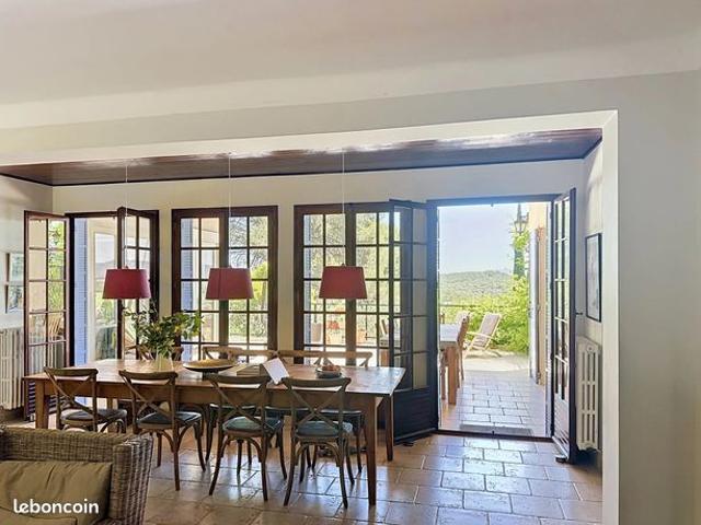 Grande maison avec vue dégagée et piscine à Lorgues