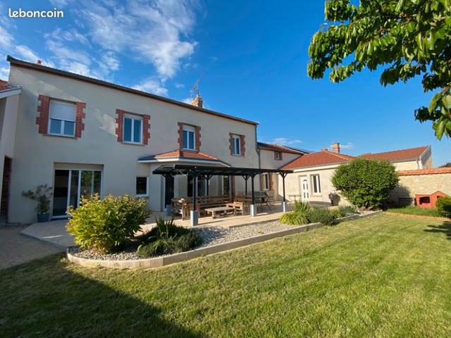 Grande maison a bourgogne fresne