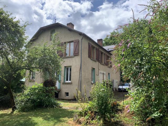 A vendre à Saint Gaultier Grande maison à l'abri des regards avec 2 logements indépendants. et terrain de pl