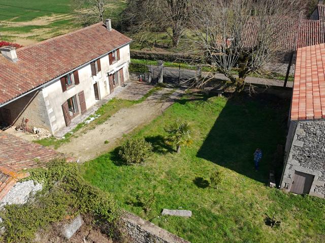 Grande maison à St Pierre avec grange