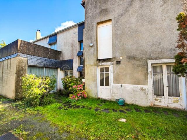 Grande maison à rafraîchir 202m² Sauzé Vaussais