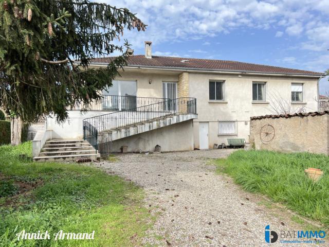 GRANDE MAISON À RÉNOVER AVEC VASTE TERRAIN
