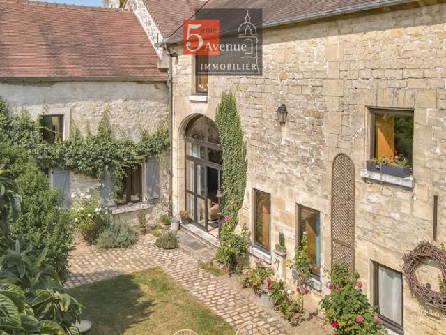 Ancien corps de ferme de plus de 500 m2 avec piscine intérie