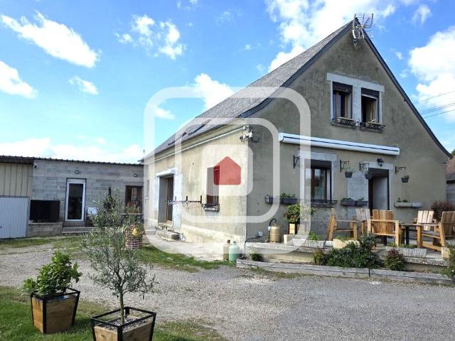 Grande maison ancienne + dépendance