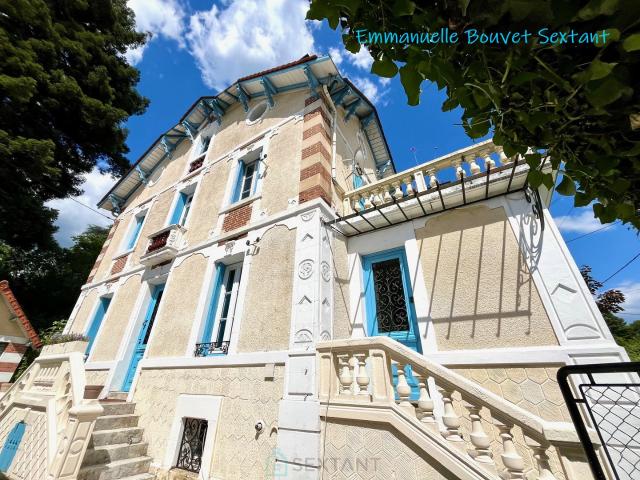 Grande maison bourgeoise fin 19ème, centre ville, tous commerces à pied, jardin, garage, terrasses