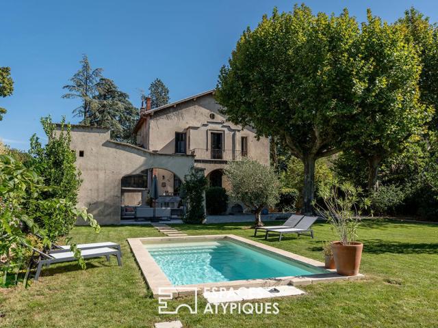 Grande maison bourgeoise rénovée avec jardin et piscine en centre ville