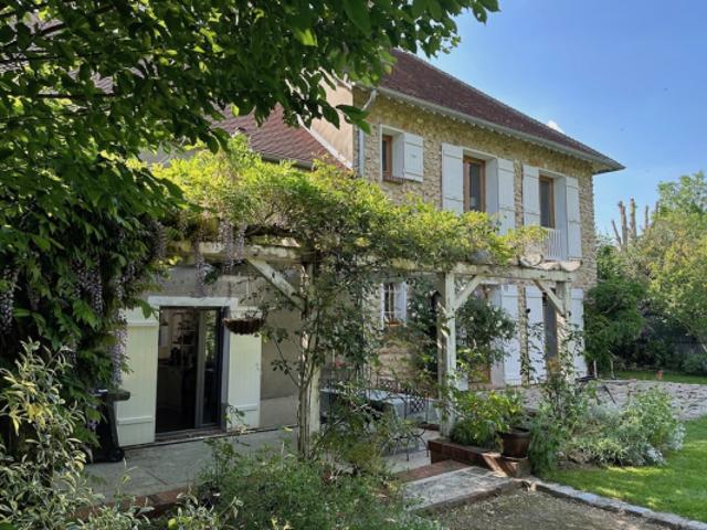 Grande maison briarde rénovée 5 chambres sur un jardin de 24
