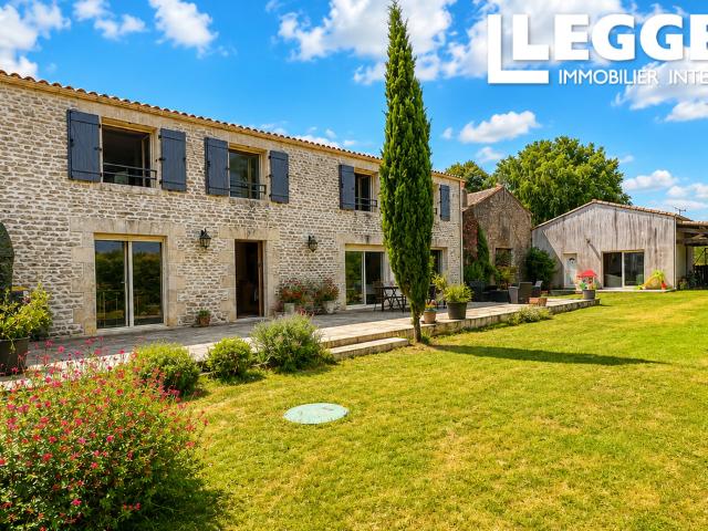 Grande maison charentaise avec maison d'amis, jardin clos, parking et piscine, à 10 minutes des plages