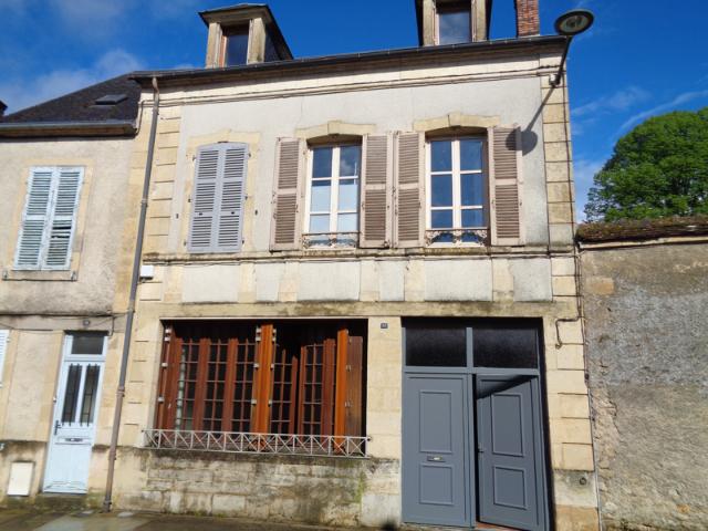 Grande maison coeur de ville de Prémery