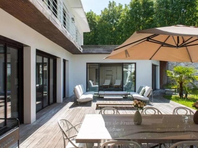 Grande maison contemporaine et son jardin, au centre de Fontainebleau