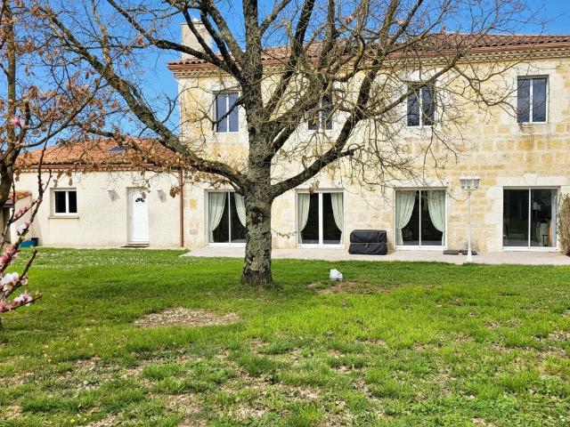 Grande maison contemporaine sur joli terrain à Castenau de Montmiral