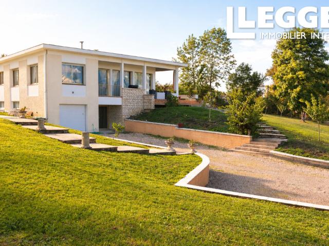 Grande maison d'architecte située à 15 minutes de Villeneuve sur Lot. Grand jardin arboré avec piscine