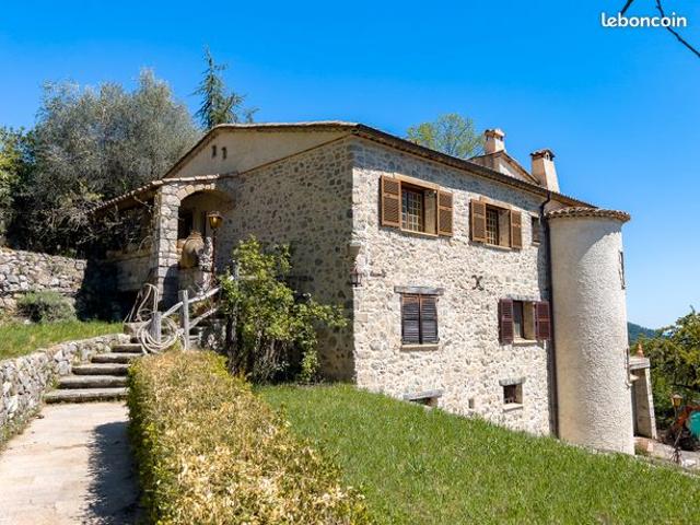 Grande maison de maçon avec vue panoramique