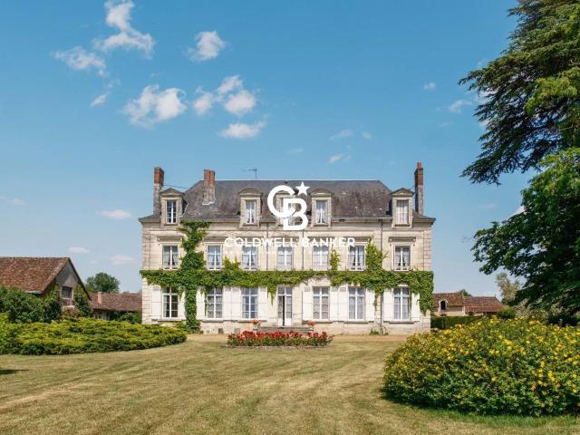 Grande Maison de Maître avec dépendances, écuries, maison d'. 520m² Descartes