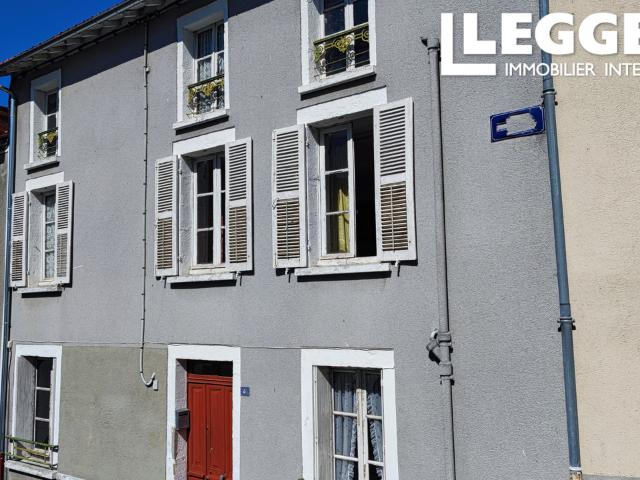 Grande maison de bourg à rénover avec jardin et vue dégagée
