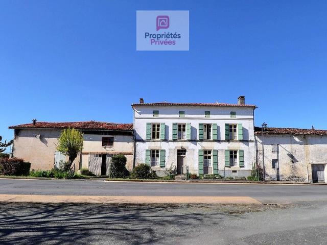 Grande maison de bourg de 193 m2 1 logement indépendant avec nombreuses et grandes dépendances