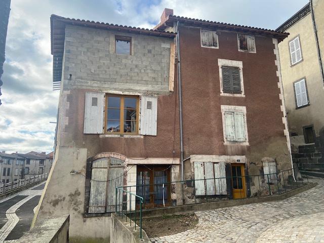 Grande Maison de bourg en cours de rénovation avec superbe terrasse, garage et grange