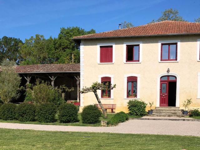 grande maison de campagne avec gîte sur 1.5ha vue sur les collines