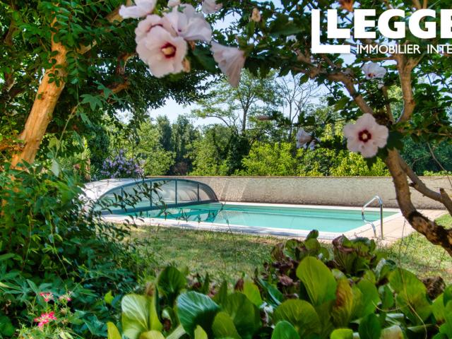 Grande maison de caractère au bord de la dordogne avec piscine