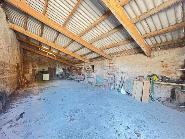 Grande maison de caractère avec garages sur la commune de Gémil !