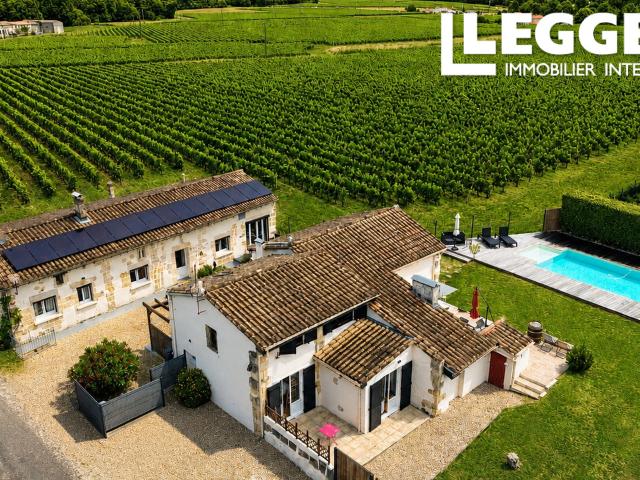 Grande maison de caractère en pierre plus gîte avec 3 chambres, jardin & piscine, dans hameau calme