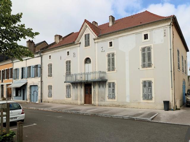 Grande maison de caractère/immeuble de rapport comprenant 7. 580m² Maubourguet