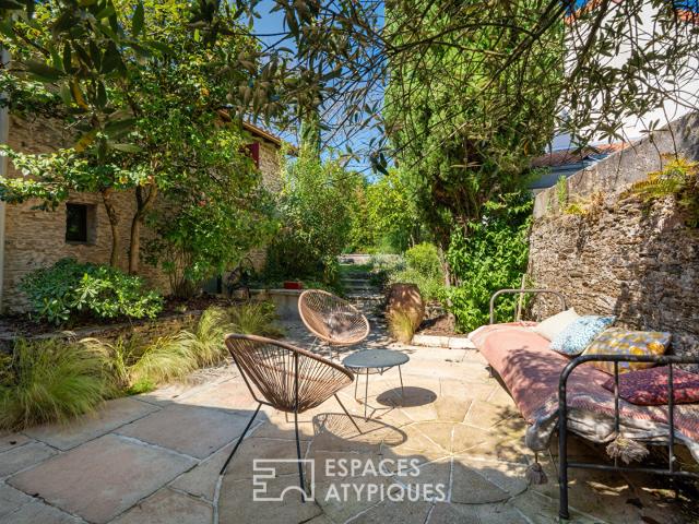 Grande maison de charme en ville sur son jardin méditerranéen