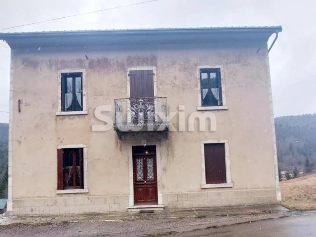 Grande maison de village à rénover