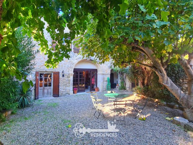 Grande maison de village authentique avec cour arborée dans un village prisé entre Uzès et Nîmes