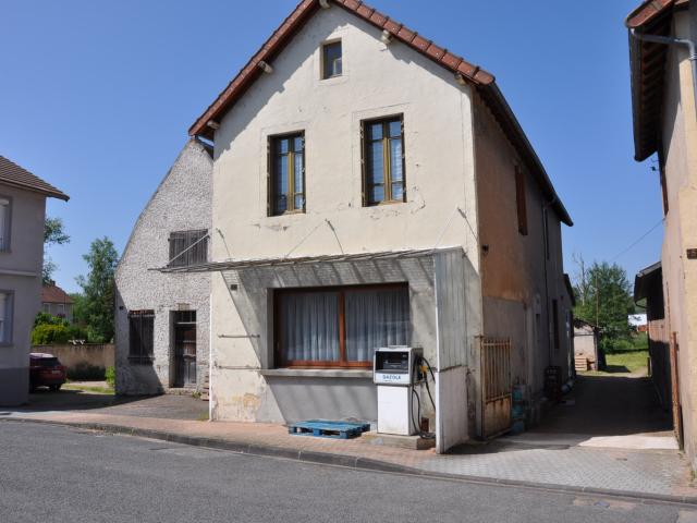Grande maison de village avec 3 chambres, beau potentiel d'aménagement