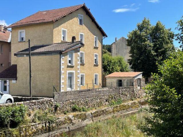Grande maison de village avec terrain attenant