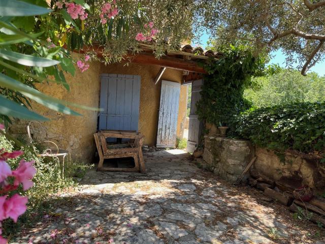 Grande maison de village avec vue dominante. 135m² La Roque sur Pernes