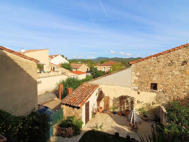 Grande maison de village avec caractère et jardin à Cessenon Sur Orb