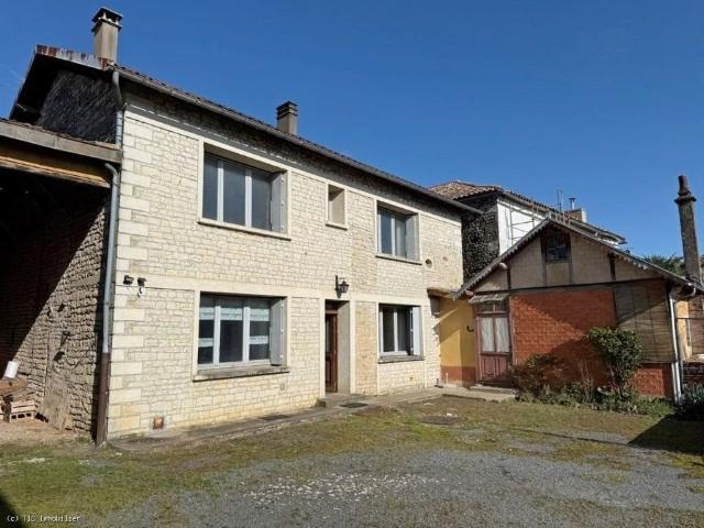Grande Maison de Village Avec Dépendances 148m² Villefagnan