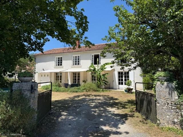 Grande Maison de Village Avec des Belles Vues. Secteur 216m² Nanteuil en Vallée