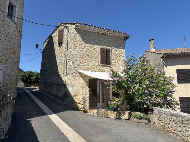 Grande maison de village avec garages et caves