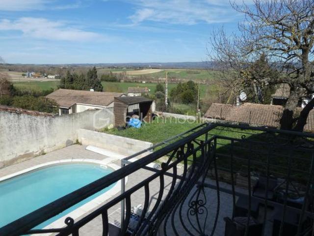 GRANDE MAISON DE VILLAGE AVEC JARDIN