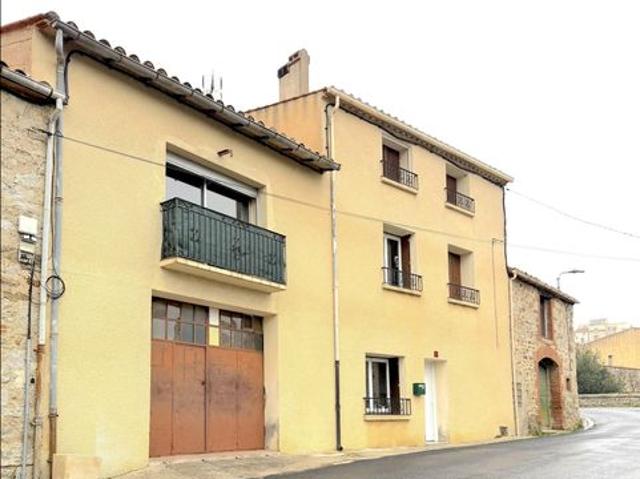Grande maison de village de 230 m2 hab. Avec garage de 73 m2 et terrasse de 18 m2 et terres agricoles non attenantes