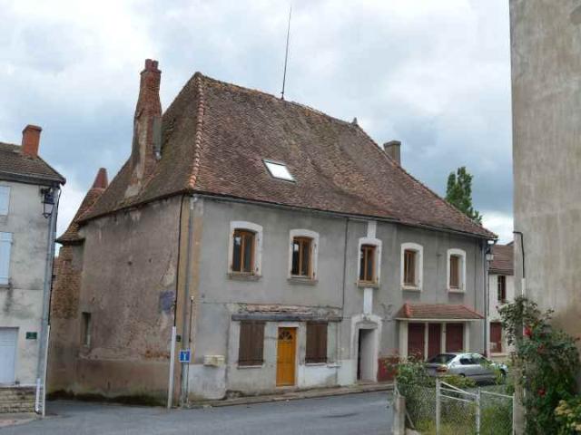 Grande maison de village de caractère, de 387 m2, avec 3 app. 380m² Montaiguët en Forez