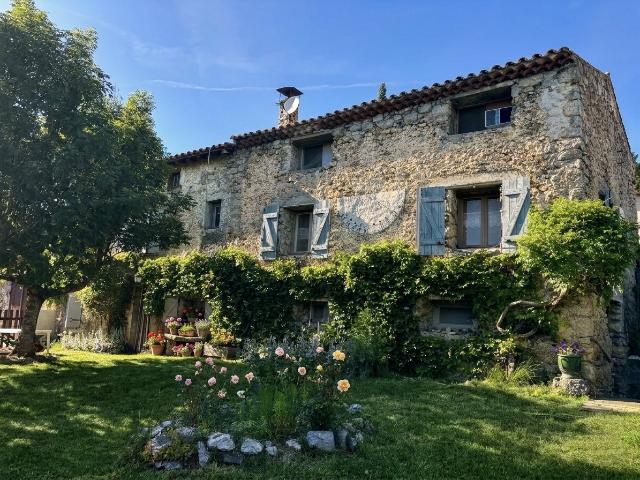 Grande maison de village en pierre avec jardin et dépendance. 160m² Quirbajou