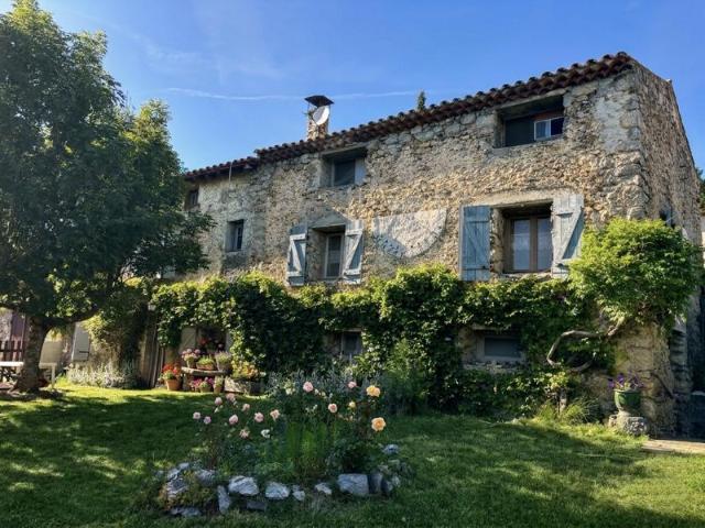 Grande maison de village en pierre avec jardin et dépendance